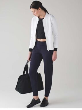 Lululemon Embrace The Space Jogger pants in midnight navy size 8